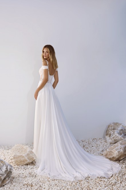 https://www.sposa-lia.com/images/stories/virtuemart/product/per-in white-01-noah-03.jpg